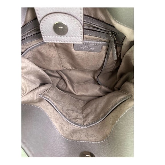 29-Michael Kors pearl gray handbag - Picture 4 of 15